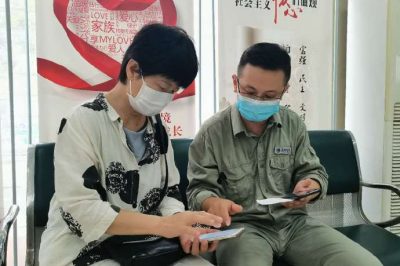 電力小哥也管“修手機(jī)”？分外事也是一片心