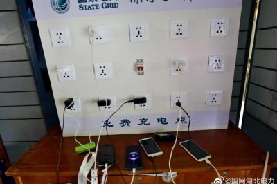 暴雨致停電，定制充電板為愛(ài)續(xù)航