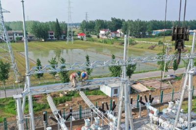 利用無(wú)人機(jī)保證進(jìn)行軟母線安裝作業(yè)