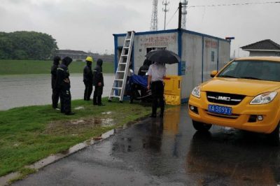 出動黨員服務(wù)隊搭接臨時電源點