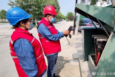 紅色馬甲不停閑，巡視線路保安全