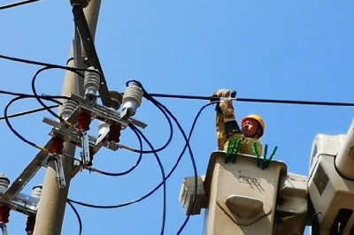 帶電作業(yè)決戰(zhàn)“秋老虎”