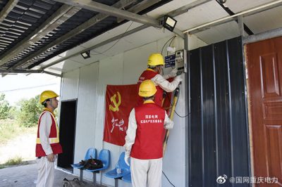 國(guó)網(wǎng)重慶銅梁供電公司為魚塘架設(shè)3根10米電桿