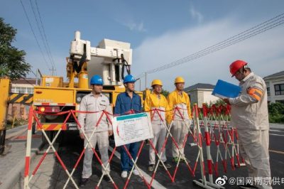 帶電作業(yè)人員在10kV橫東線#10桿上進行帶電搭接柱上開關(guān)三相引線工作