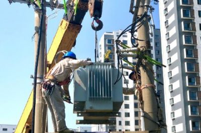 國(guó)網(wǎng)蘇州供電公司進(jìn)行變壓器增容更換工作