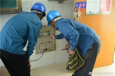 開(kāi)學(xué)在即對(duì)學(xué)校重點(diǎn)檢查變壓器、配電室、插座等是否存在故障