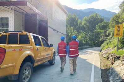 對(duì)十里廟沿山地區(qū)進(jìn)行防訊特巡保電工作