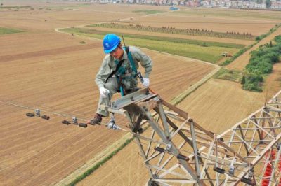 主網(wǎng)“修補(bǔ)匠”，為線路設(shè)備披上“防塵衣”