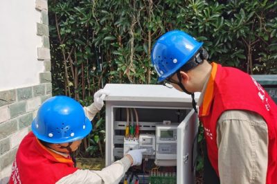 開展供電設(shè)備巡視??力?！半p節(jié)”用電安全