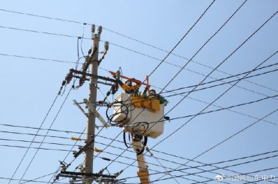 在10千伏洪街線虎山支線15號(hào)桿帶電T接快餐店配變