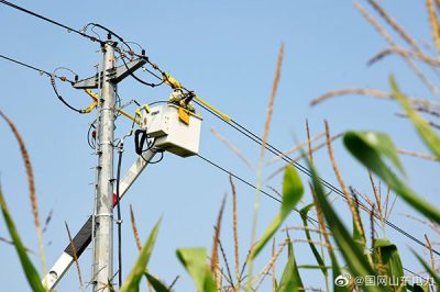 在10千伏化工線68號桿處開展帶電接火作業(yè)