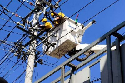 對10千伏0109李廟線28號桿進行帶電接魏灣17號配變上引線操作