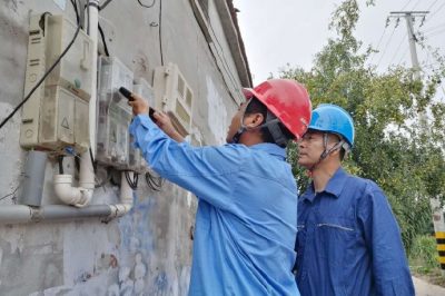 國網(wǎng)平鄉(xiāng)縣供電公司員工進村入戶開展秋季安全用電檢查