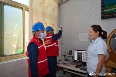 在寧晉縣北河莊鎮(zhèn)初級(jí)中學(xué)教師高曉家中檢修用電設(shè)備