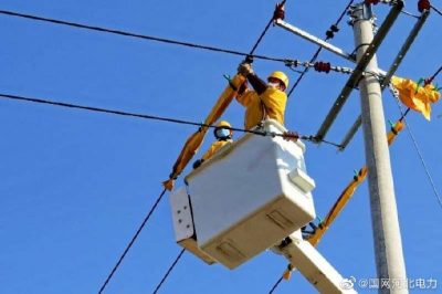 在饒圣線、里張線2條10千伏線路，完成4組老舊絕緣子更換工作