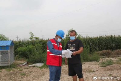 來到辛集鎮(zhèn)辛集村宣傳用電安全知識(shí)