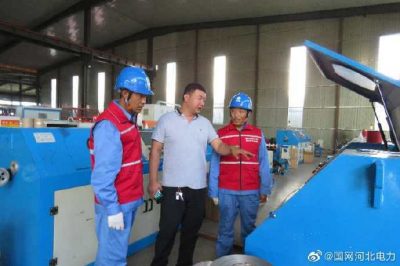 國網(wǎng)饒陽縣供電公司組織工作人員走進企業(yè)開展安全用電宣傳活動