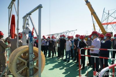 開展“采用對(duì)接裝置的流動(dòng)式起重機(jī)分段組塔”項(xiàng)目的試點(diǎn)觀摩