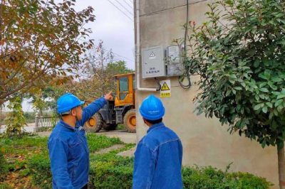 現(xiàn)場(chǎng)為用戶辦理光伏發(fā)電接入手續(xù)