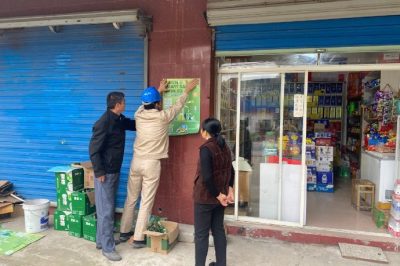 白馬供電所組織人員走街入戶張貼宣傳畫(huà)和發(fā)放活動(dòng)手冊(cè)