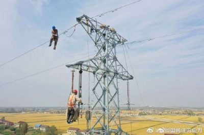 在54號(hào)鐵塔安裝部分鐵塔附件