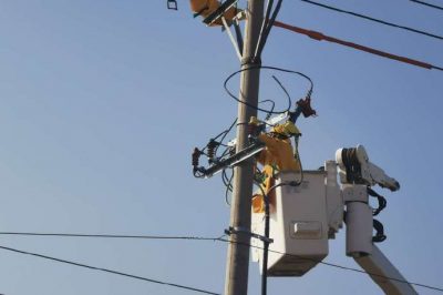 在10千伏豐收甲線63號(hào)桿開(kāi)展帶電業(yè)擴(kuò)接火，