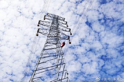 在110千伏上林送出工程D18、D19號(hào)段進(jìn)行附件安裝