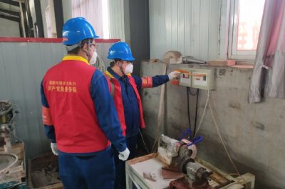 走進(jìn)企業(yè)檢查用電設(shè)備，講解安全用電知識(shí)