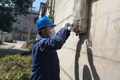 張貼安全用電宣傳展板，確保用戶用電無(wú)隱患