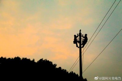 對(duì)楊橋鎮(zhèn)楊橋村“煤改電”臺(tái)區(qū)進(jìn)行放線施工