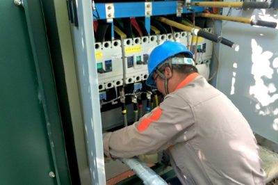 對(duì)明月灣古村落明灣2#箱變400V電纜進(jìn)行更換