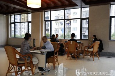 國網(wǎng)重慶綦南供電公司為公司職工開展健康咨詢活動(dòng)。 ????