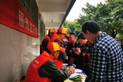 在綦江區(qū)古南街道綦齒社區(qū)為居民指導(dǎo)“網(wǎng)上國網(wǎng)”APP使用方法