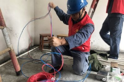免費為貧困戶裝電表、鋪設(shè)安全的室內(nèi)電線