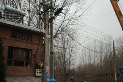 在10千伏762莊頭線沿線多個施工點對線路實施綜合改造