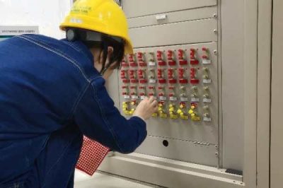 變電運(yùn)維人員在330千伏洋縣變開(kāi)展二次標(biāo)示及壓板核對(duì)工作