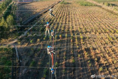 在110千伏坨東線30號(hào)和31號(hào)鐵塔輸電線路上安裝相間間隔棒