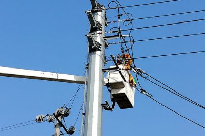 在10千伏森埠線1號(hào)桿處帶電斷接引線