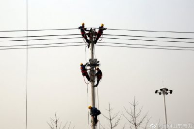 對轄區(qū)10千伏金波線進(jìn)行檢修作業(yè)