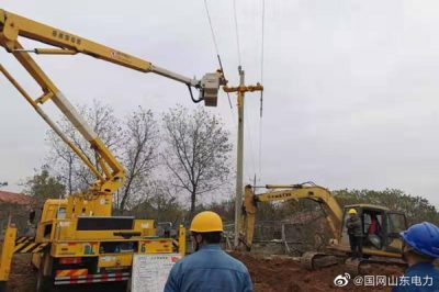 進行10千伏山河線大曲河支線帶電改造工程施工