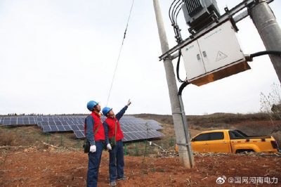 上門巡視檢查光伏發(fā)電線路、設(shè)備的運行情況