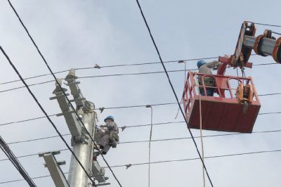 對(duì)10千伏獻(xiàn)工594線更換引流線