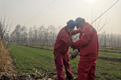 在10千伏梁梁線路改造現(xiàn)場制作電桿拉線