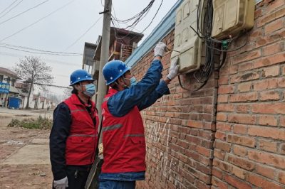 為客戶檢查計(jì)量裝置，檢查電表進(jìn)出線路