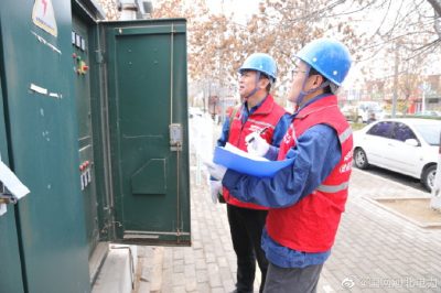 在東門外村對(duì)設(shè)備的工作狀況進(jìn)行檢查