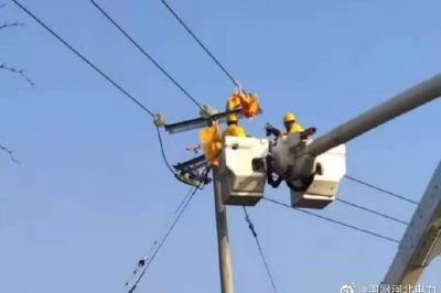 在10千伏751賈良線醫(yī)院分支7號桿更換C相隔離開關(guān)