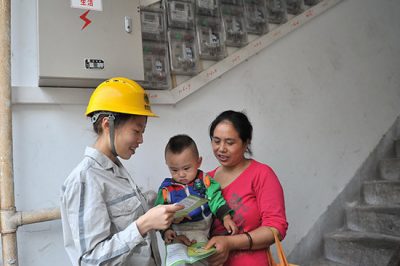 國網(wǎng)重慶永川供電公司員工正在開展棄管小區(qū)改造工程