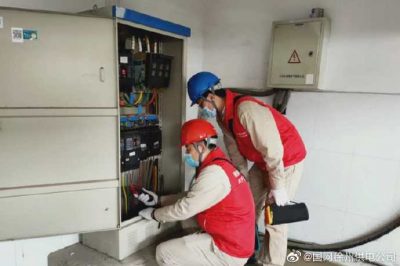 進(jìn)行校園線路設(shè)備巡視