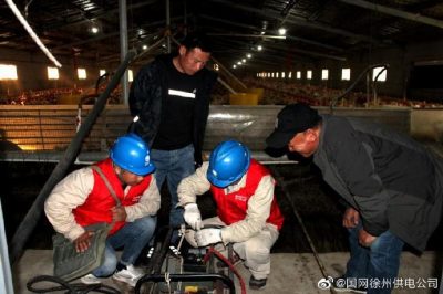 宣傳安全用電知識(shí)，現(xiàn)場(chǎng)講解漏電保護(hù)器、插座等常識(shí)