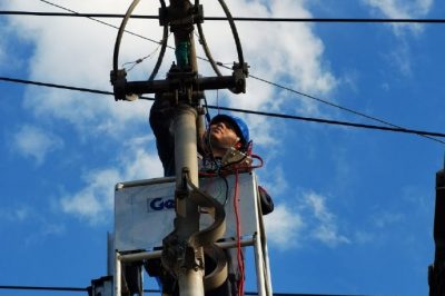 對220千伏躍立變電站為刀閘進(jìn)行“體檢”